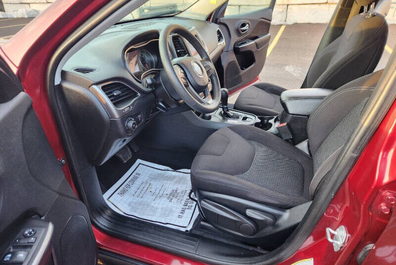 2019 Jeep Cherokee Red