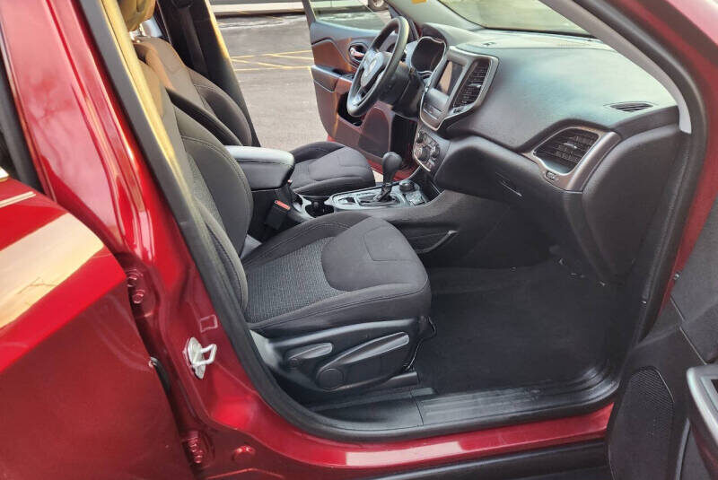 2019 Jeep Cherokee Red
