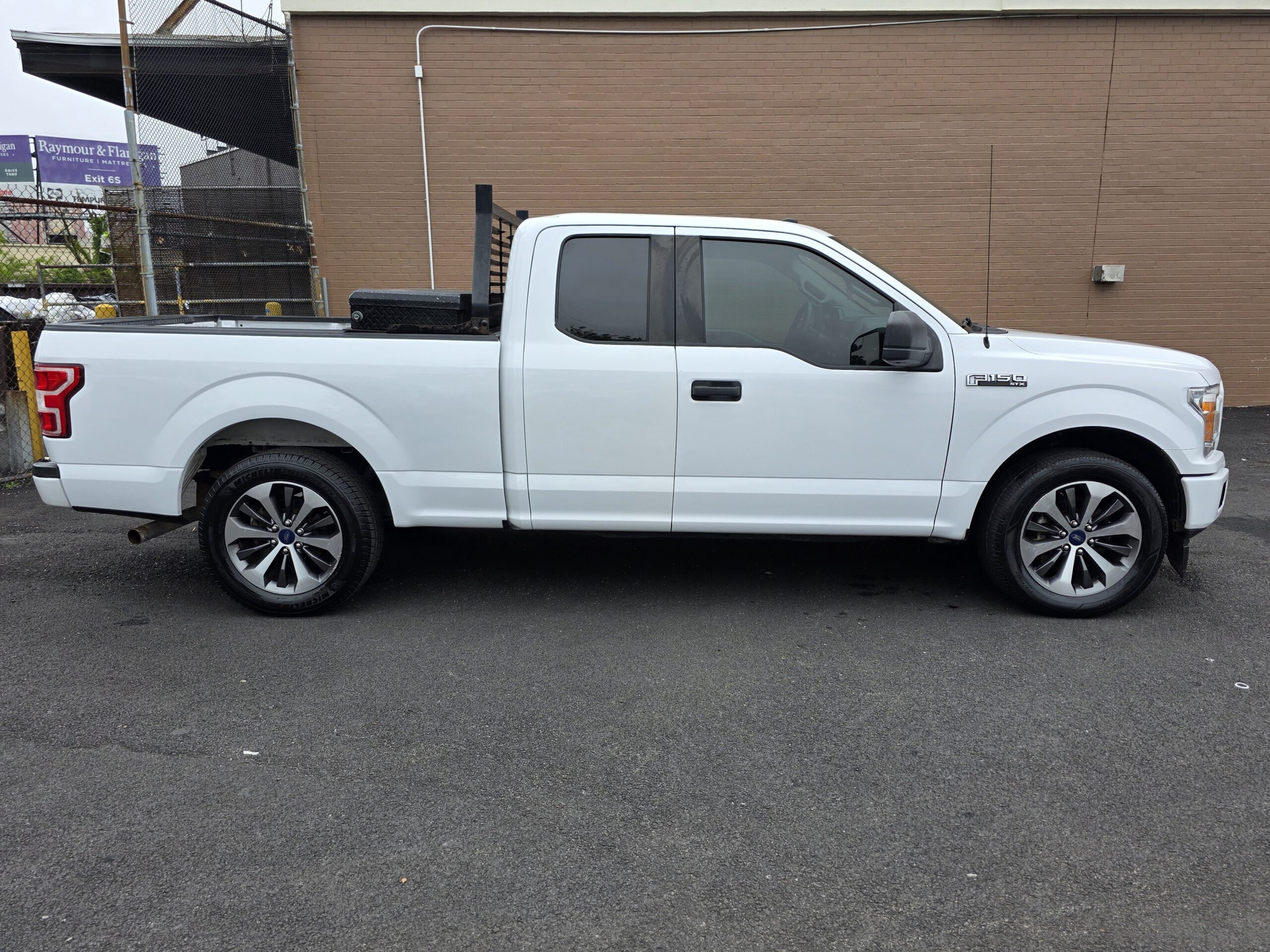 Ford F-150 XL Extended Cab Medium Bed w/Rear Doors